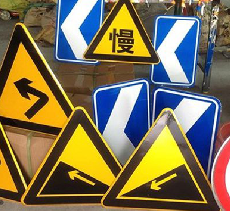 红河标识标牌中颜色的确定是很重要的。